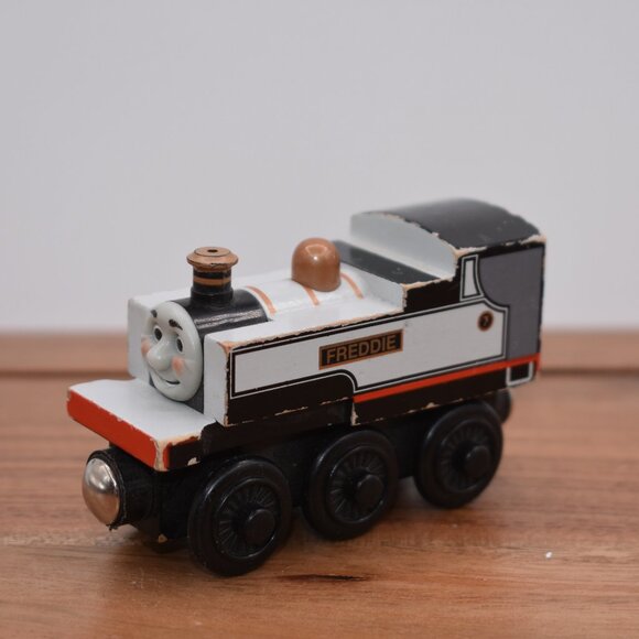 2003 Fearless Freddie Pink Cheeks Thomas & Friends Wooden Railway Train Engine - Picture 2 of 7